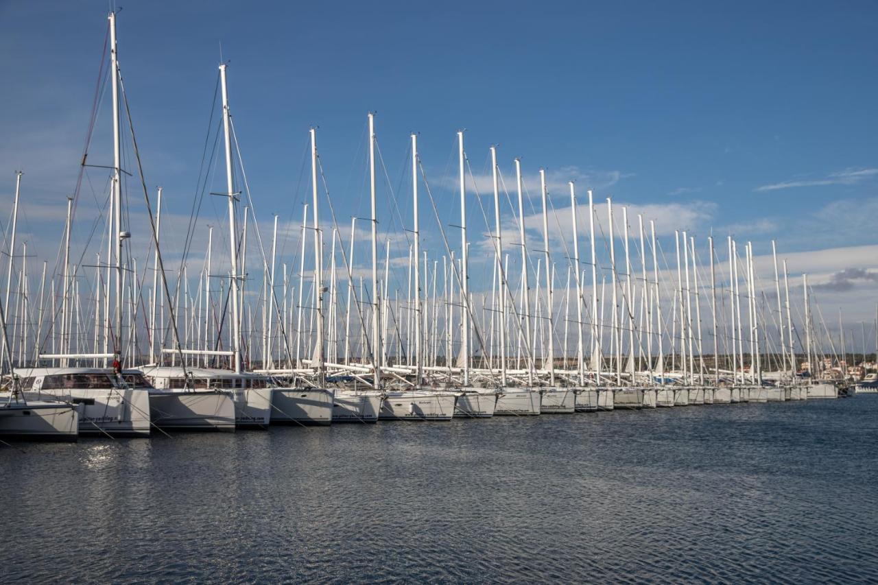 Apartmani Dina Biograd Na Moru Eksteriør billede