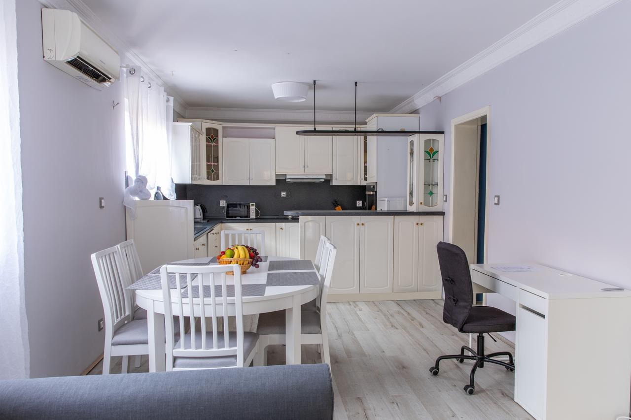 Apartmani Dina Biograd Na Moru Eksteriør billede