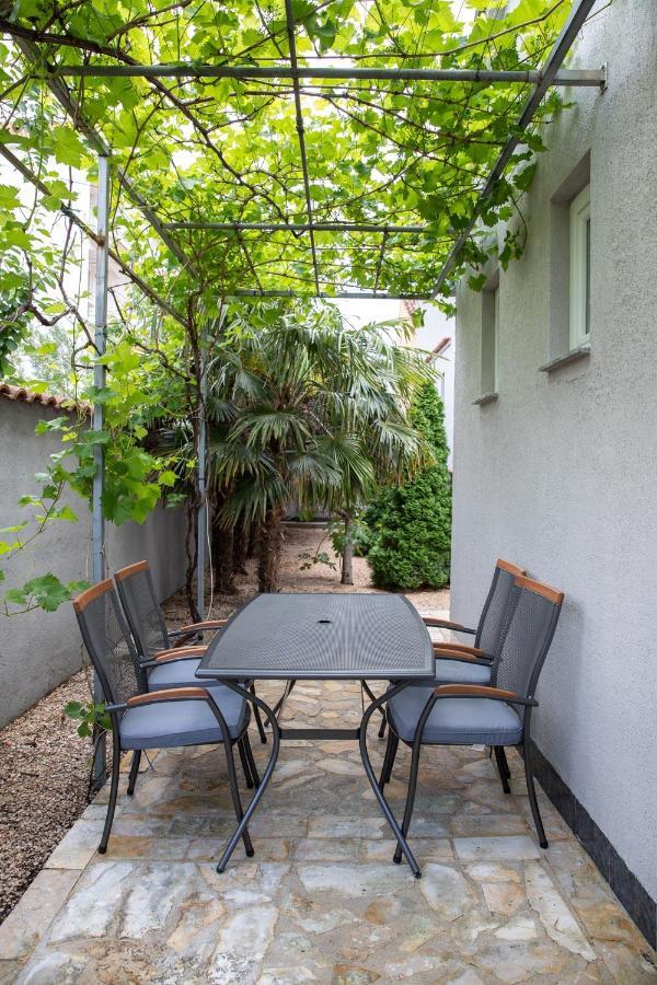 Apartmani Dina Biograd Na Moru Eksteriør billede