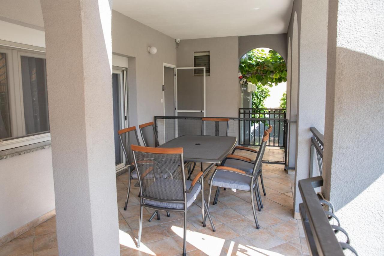 Apartmani Dina Biograd Na Moru Eksteriør billede